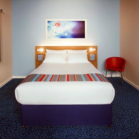 Travelodge Battersea Лондон Екстериор снимка