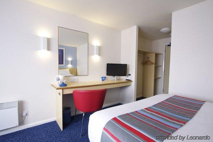 Travelodge Battersea Лондон Екстериор снимка