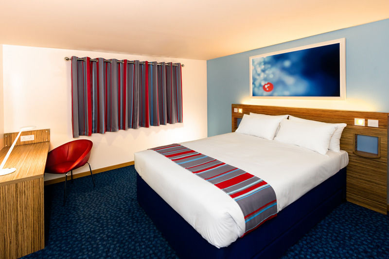 Travelodge Battersea Лондон Екстериор снимка