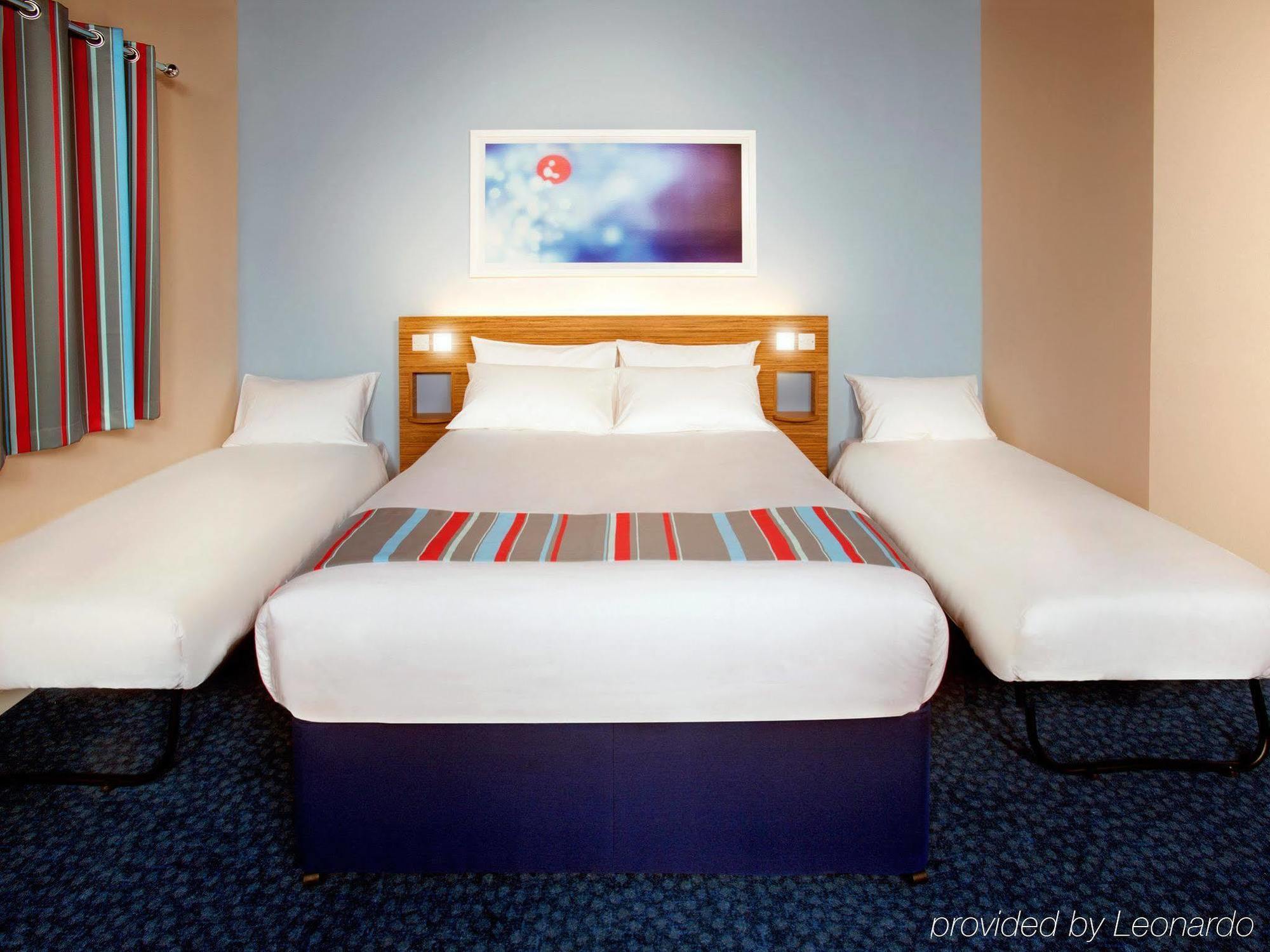Travelodge Battersea Лондон Екстериор снимка