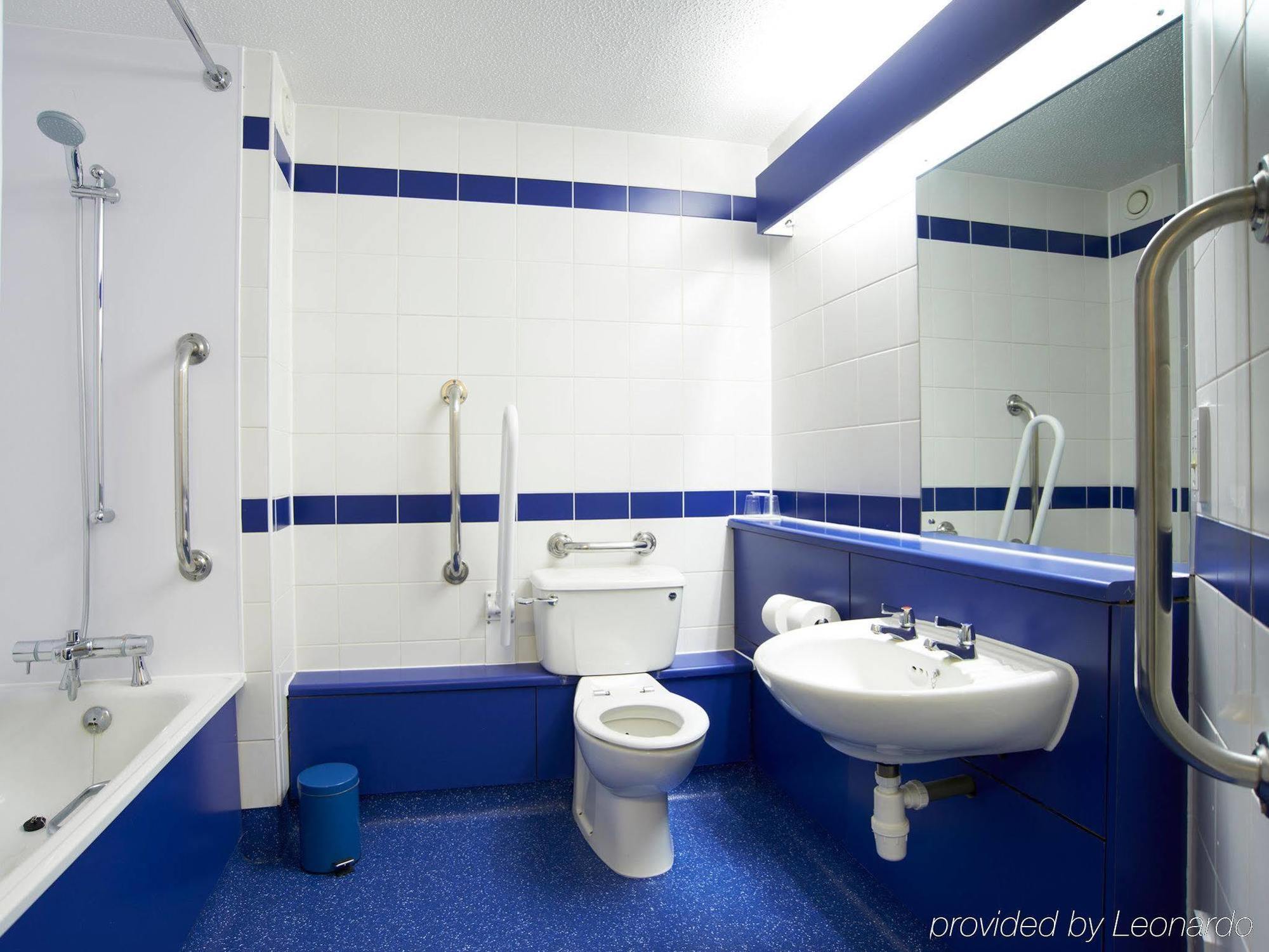 Travelodge Battersea Лондон Екстериор снимка