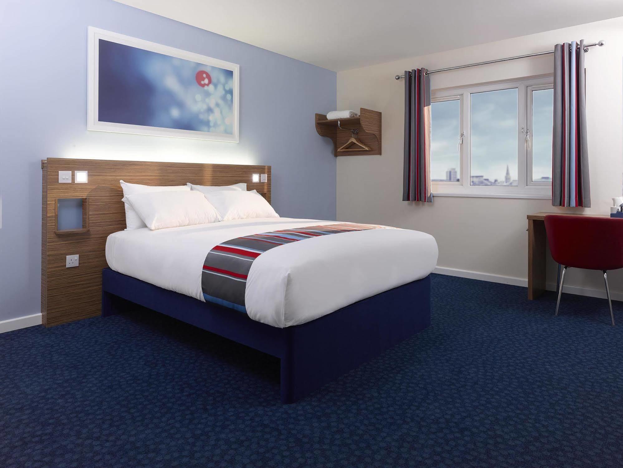 Travelodge Battersea Лондон Екстериор снимка
