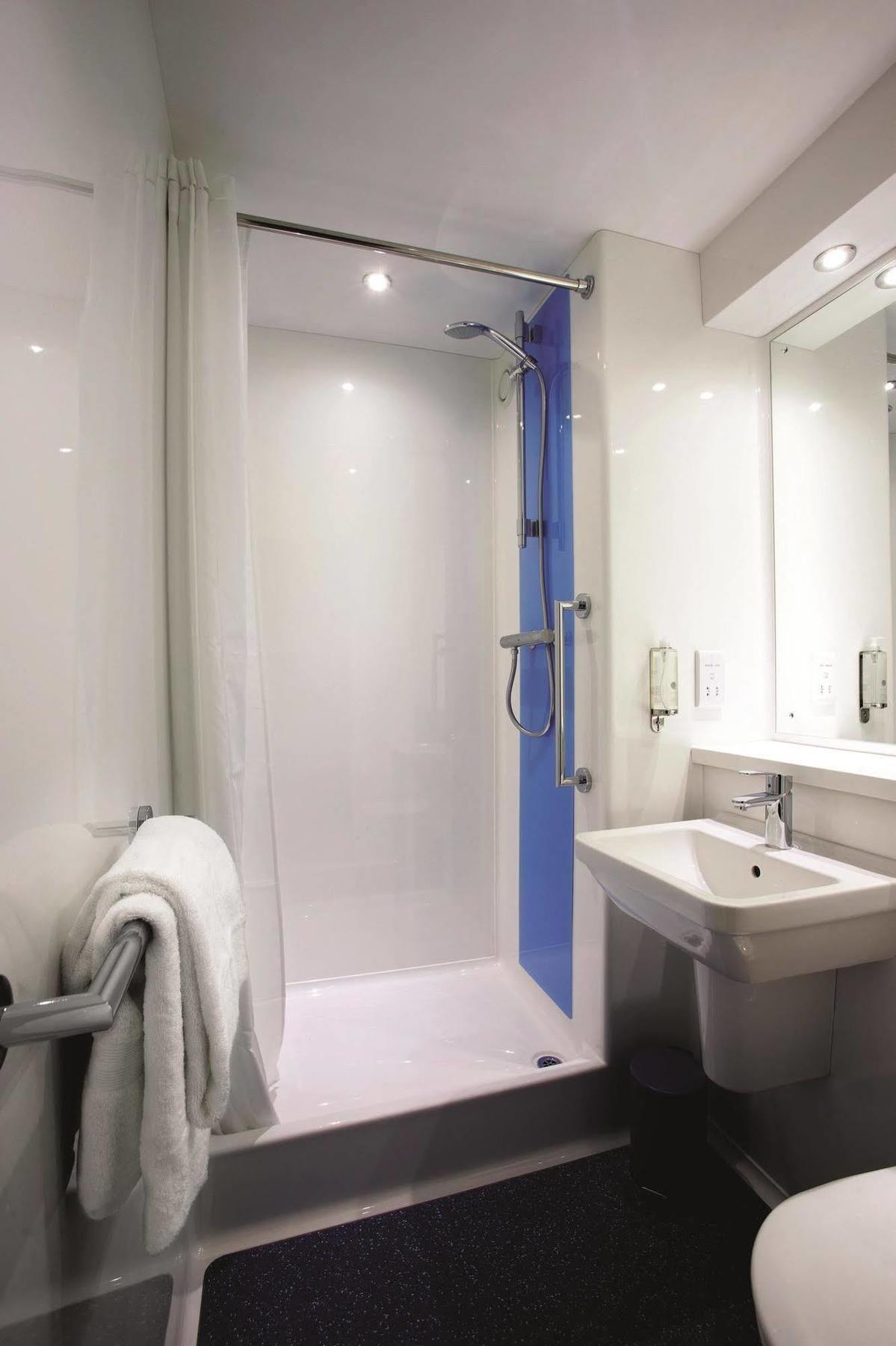 Travelodge Battersea Лондон Екстериор снимка